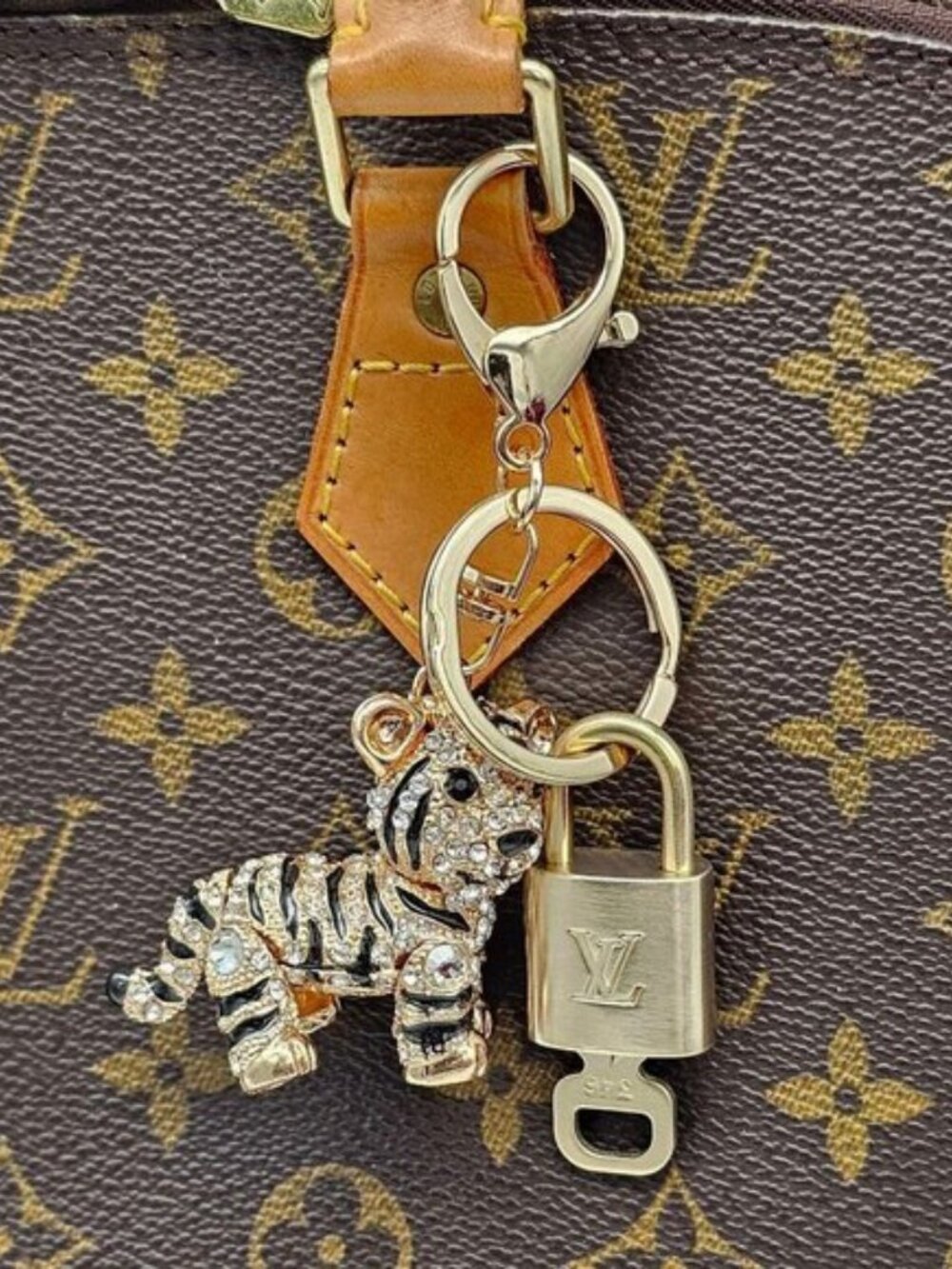 LV Authentic Gold Padlock 🔒 Key Set w/ Unbranded Keychain Tiger Charm - Picture 4 of 8